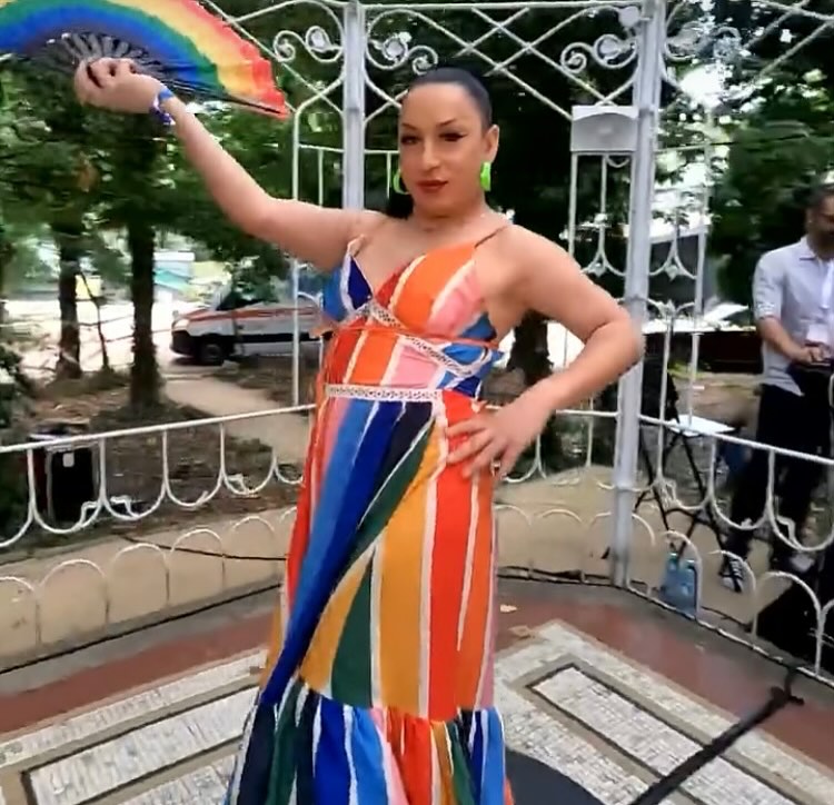 Escorta Sex - Sunt tigan de tiganie cu aspiratii politice si ma cred fetita, imi place s-o iau si sus si jos pe la spate.  Natura a fpst nasoala cu mine si am ajuns bulangiu dar imi place sa ma ard in dos si va astept la mine!!!
Votati Partidul Reper!!! - Telefon: 0765587925 