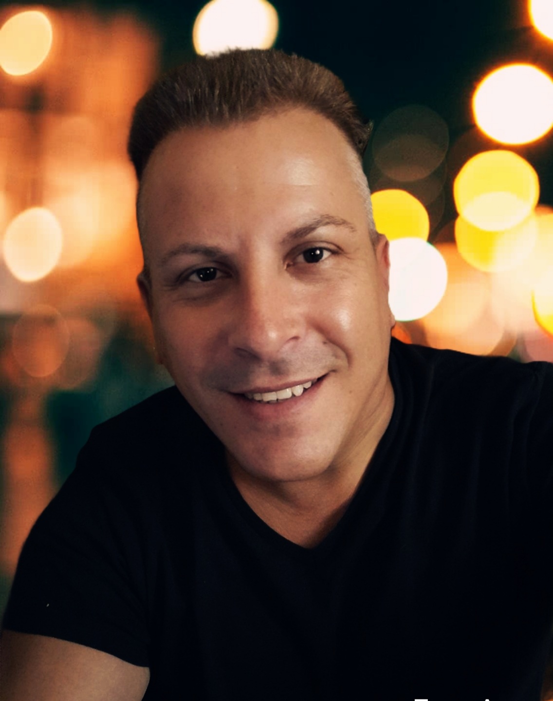 Bucuresti - Escorta Sexy - GOLD VIP cu experienta in domeniu ofer clipe de tandrete ca parte activa si verstil domnilor dornici ce experiente noi cu un barbat cu experienta ce-ti poate pune la dispozitie clipe unice relax.  Disponibil mai mult in timul zile, programarea se face cu o ora inainte, nu raspund la mesaje