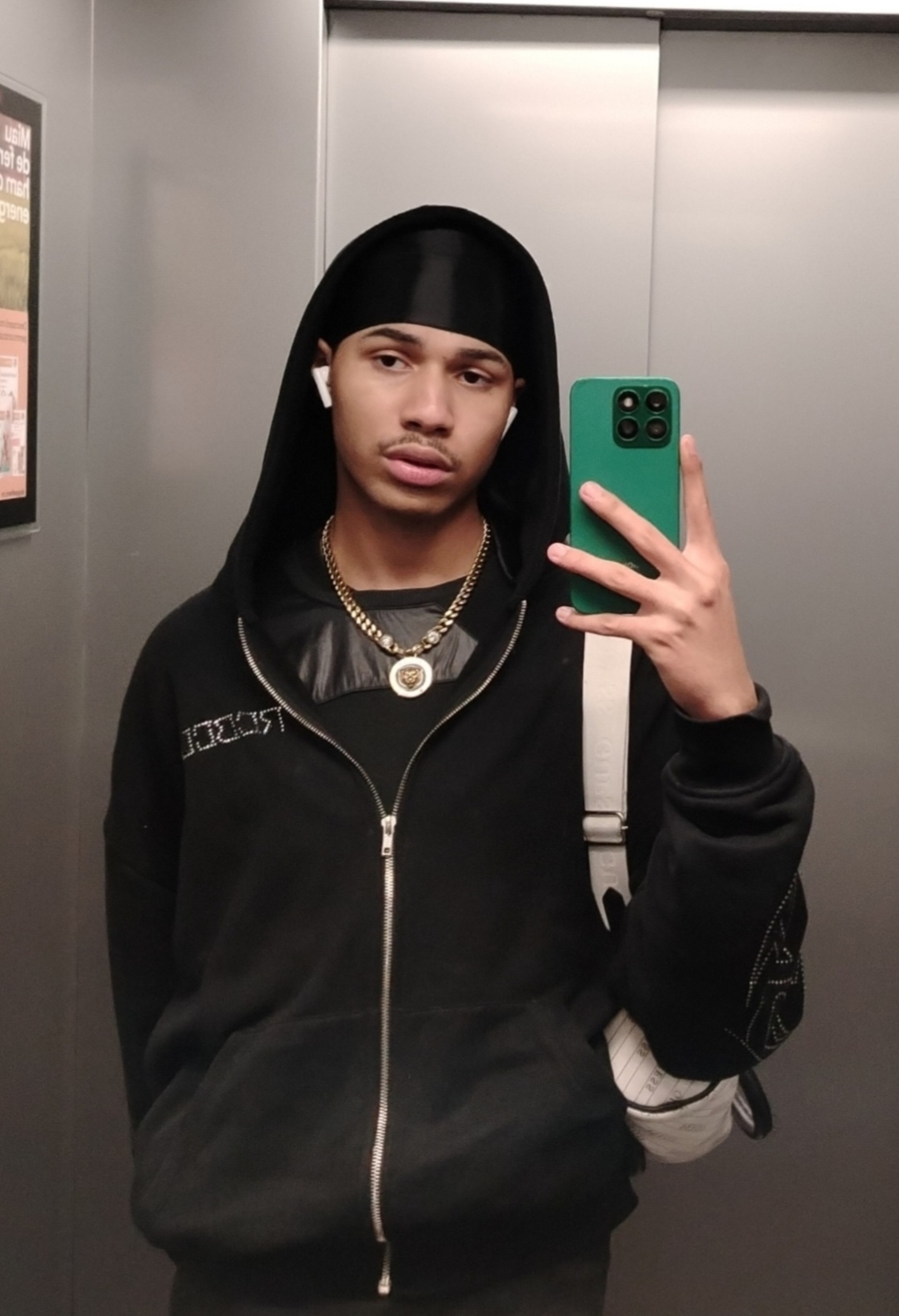 Escorte Sexy - București - Salut, dac? te ai oprit la mine înseamn? c? ?tii ce vrei, dac? vrei sa afli mai multe nu ezita sa ma suni sau sa îmi la?i un mesaj pe WhatsApp