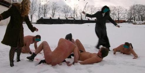 Bucuresti - Escorta Sexy - Terapie prin jocuri de supunere, de umilire si de control Nu te mai atrage sotia? Te simti atras de femei rele, obraznice, dezinvolte, controlante si dominatoare? Cred ca locul tau este sub tocul meu.  De azi voi fi controloarea orgasmului tau, a telefonului si a buzunarelor tale! Hai, buzunarele, telefonul, organul si orgasmul la control! Iti plac atingerile la fund? Stai in patru labe, ca sa iti fac si un control la prostata! Poate iti voi face cunostinta si cu amicul meu, Bombardierul, straponul din sertarul cu jucarii.  Ai un micropenis pentru care inca nu s-a inventat un microprezervativ si care nu suscita nimanui interesul? Jenant! Cred ca ar trebui sa iti pun pampoane roz si sa fac din tine fetita.  Te pot imbraca in lenjerie de dama, te pot urca pe tocuri, epila, machia, ruja, iti pot colora cu rosu unghiile, iti pot vopsi parul sau iti pot pune peruca, dar tot nu poti deveni mai sexy decat stapata ta, tarfa submisa! Nu te poti lua la intrecere cu mine.  Iti vorbesc si te subclasez prin fiecare centimetru al corpului meu.  Stiu ca vrei sa fii Eu, dar nu se poate nici macar sa ma ai.  Eu sunt cea care te detine pe tine si fac din tine ce vreau eu, o carpa, o jucarie, un Mappets, un animal de companie, o perna pentru picioare sau pentru sezut, o scrumiera, un veceu,  etc.  Cand imi vezi sfarcurile batoase, hipnotice iesindu-ti in intampinare, uiti pe ce lume te afli si cum te cheama.  Nu-i nimic, am sa iti pun eu un nume nou care sa iti reprezinte obedienta si am sa te anunt ca te afli in lumea mea, pe taramul fetisurilor si fanteziilor unde trebuie sa te supui restrictiilor si ordinelor mele.  Las sa ti se scurga cat mai mult seva din madular la picioarele mele, in timp ce te tin in suspans.  Stiu ca asta este cel mai placut chin al tau.  Mi-a placut cand mi-ai marturisit ca ti-ai dat drumul noaptea, in somn, cand m-ai visat.  Hai, impresioneaza-ma cu abilitatile tale de inchinare! Vreau fapte, nu doar vorbe magulitoare! Nu opune rezistenta impulsului de a ma rasfata! Cumpara-mi cat mai des flori si cadouri, ca sa am mereu chipul luminat de bucurie! Deschide gura numai ca sa ma intrebi cu ce imi poti fi de folos! Fii bancomatul meu personal! Chischireii sunt afrodisiacul meu.  Daca vrei sa imi devii sclav personal, va trebui sa sari in picioare la orice ora din zi si din noapte pentru mine! Imi place sa iti vad entuziasmul real de a-mi fi supus.  Imi place cand unui beta excitat ii tremura vocea de emotie in fata mea.  Ce ti-a prescris doctorul azi, umilire extrema si brutala? Asta iti voi da! Vom merge la munte unde, printre alte umilinte pe care le vei indura, te vei tavali ca un porc prin zapada in pielea goala, ca sa stergi de pe piele cuvintele umilitoare pe care le voi scrie pe tine, dupa care te voi parli cu lumanarea! Nota de plata ti-o fac de la telefon.  .  Ofer sesiuni terapeutice si la telefon, dar nimic nu se compara cu o terapie face to face.  .  Sunt stapana Sanziana, o dominatoare alpha, profesionista, lidera placerii,  dupa care mintea iti pleaca zi de zi de acasa.  Programarile se fac din timp, chiar cu o zi sau doua inante. 