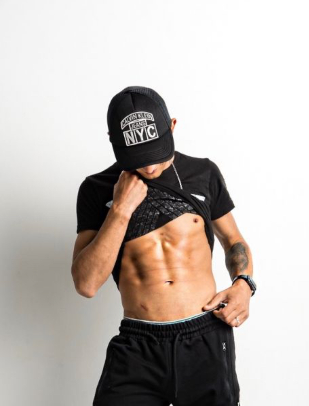 Escorte Sexy - Bucuresti - Salut, ma numesc David , 28 ani , activ cu locatie .  Va ofer masaj de relaxare erotic si multe alte fantezii, trebuie doar sa fi decis ce vrei! Nu raspund la numere private ! Nu trimit poze xxx! Cei ce au pofta de caterinca vor fi blocati! Mai multe detalii va astept la telefon sau whatsApp! Multumesc