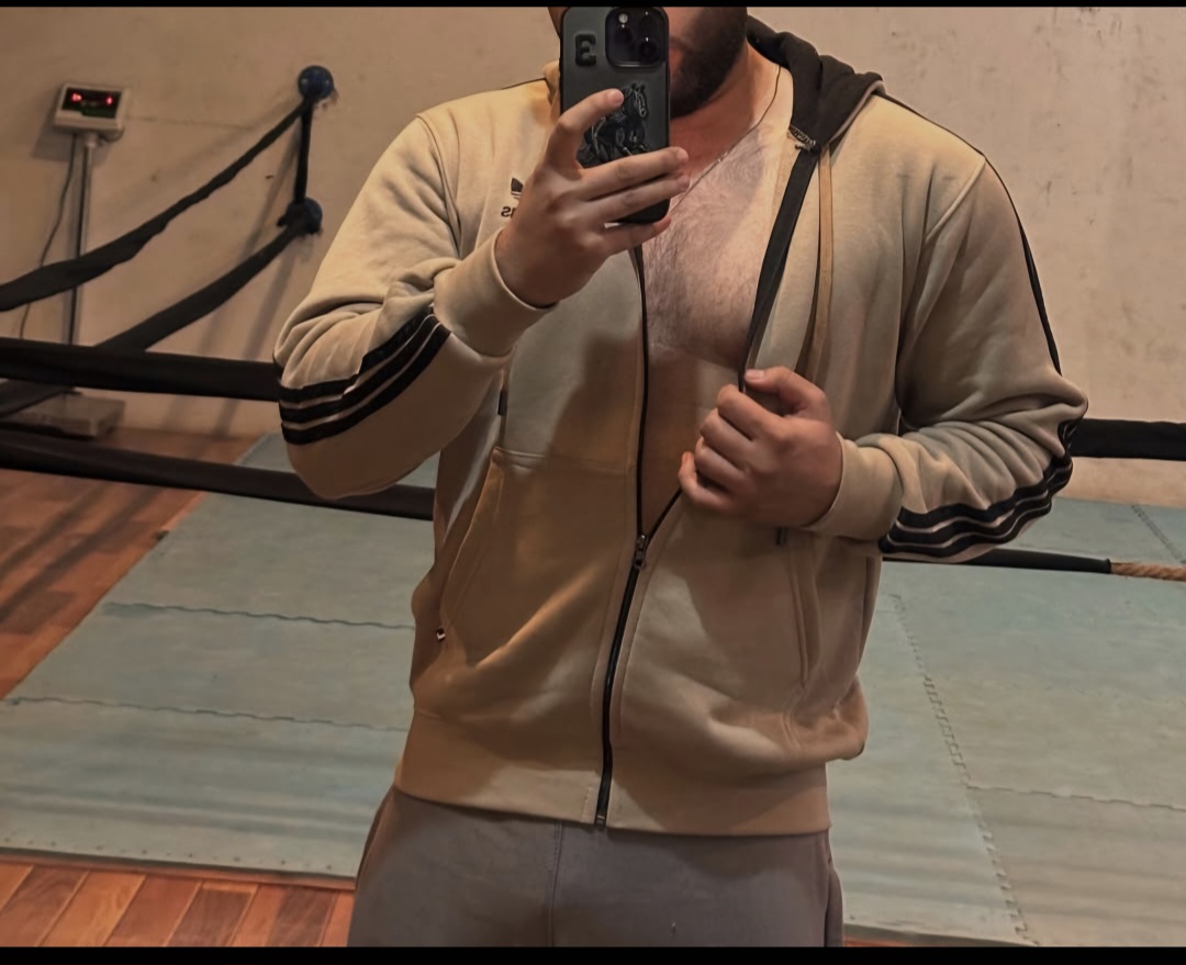 Bucuresti - Escorta Sexy - Anunt adresat numai Domnilor seriosi! Tanar dragut, atent la detalii, plin de carisma si voie buna, foarte inteligent, real, romantic te astept pentru a petrece clipe frumoase impreuna.  Imi place sa cunosc persoane noi, sa petrec timp in compania oamenilor, sa avem parte de conversatii savuroase si de neuitat impreuna.  Daca iti doresti ceva mai mult decat ceva mecanic si pe fuga, nu ezita sa ma cauti.  Anuntul se adreseaza barbatilor care sunt neglijati in cadrul cuplului, care iti doresc romantism si relaxare.  Eu sunt aici! Profil si poze reale! Cauta-ma acum si sa stabilim o intalire si fii pregatit pentru ceva nou, plin de savoare, si multe clipe de romantism .   Doar persoane serioase ?i discrete