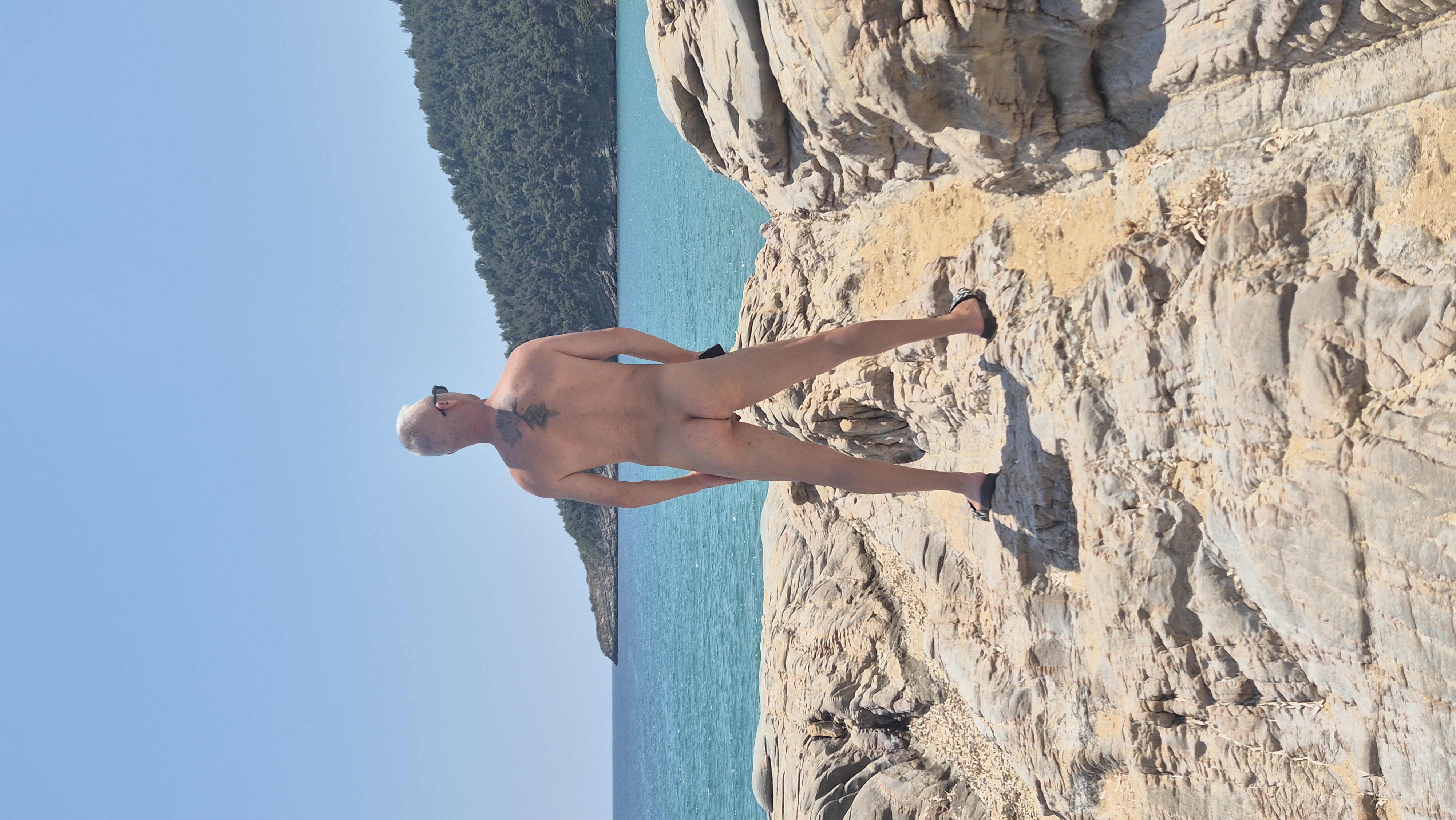 Bucuresti - Escorta Sexy - Salut, suntem Andrei si R?zvan oferim masaj la 4 maini de relaxare &amp; erotic domnilor genero?i, chiar si însura?i, discretia si igiena este pe primul loc, loca?ie de lux cu posibilitatea de a face dus, de?inem masa de masaj si uleiuri profesionale.  pentru mai multe detalii nu ezita?i sa ne contactezi la num?rul afi?at sau pe whatsapp. 