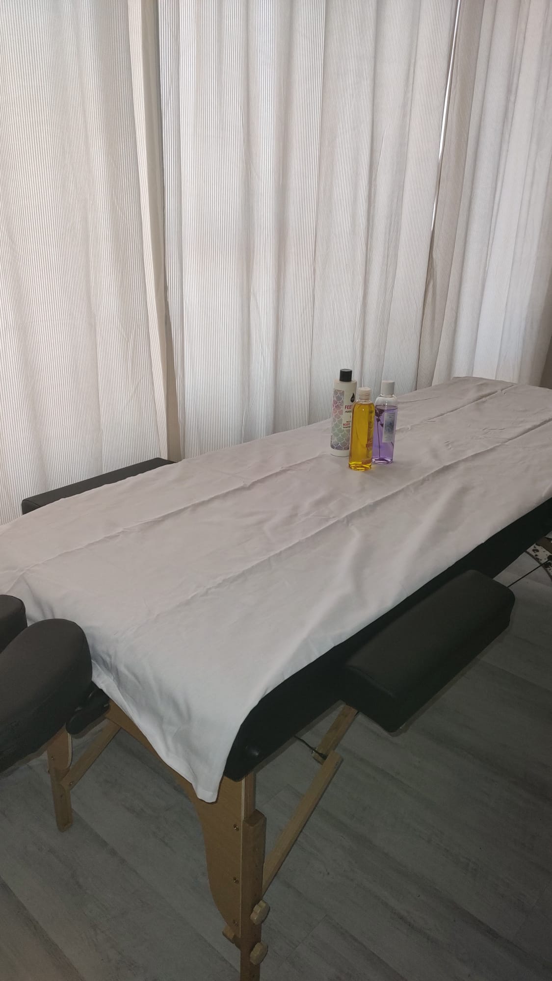 Bucuresti - Escorta Sexy - Salut, ma numesc Andrei am 38 ani, ofer masaj profesional de relaxare dar si mai mult de atât, domnilor singuri sau însura?i c?rora le plac si b?rba?ii, daca vrei sa te sim?i bine in compania mea nu ezita sa ma contactezi la num?rul afi?at sau pe whatsapp.  De?in loca?ie de lux, masa de masaj, muzica ambiental?.  Posibilitatea de a face dus înainte si dupa.  Discretia si igiena pe primul loc. 