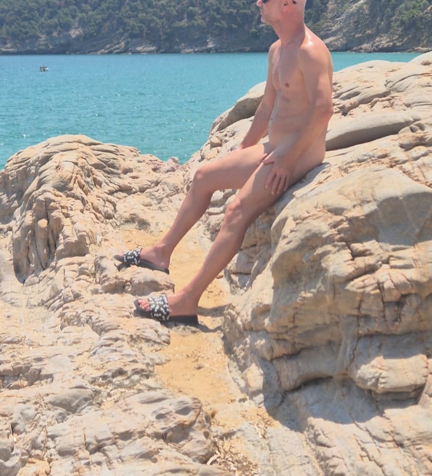 Bucuresti - Escorta Sexy - Masaj la 4 maini professional de relaxare &amp; erotic , Salut suntem doi tipi discreti, cura?i aici pentru a-ti satisface pl?cerile prin masaj de relaxare dar si mai mult de atât.  De?inem loca?ie de lux, masa de masaj, posibilitatea de a face du?.   Discre?ia si igiena este pe primul loc.  Pentru mai multe detalii contacteaza-ne la num?rul afi?at sau pe whatsapp.  NU DERANJA INUTIL