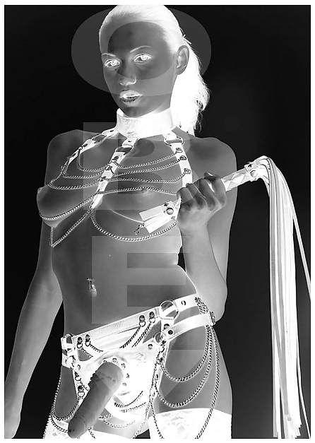 Bucuresti - Escorta Sexy - Treci sub tocul meu tafnos si dominator, Sugus, risipa umila si jalnica de carne si suge-mi-l! Veriga slaba, ce esti, stiu ca iti place sa te masturbezi sub tocul meu dominator, sa te sodomizez cu straponul, sa iti calaresc fata cu pasarika, sa te sufoc cu fundul, sa te feminizez, sa te umilesc, sa fac din tine presul talpilor mele.  Am multe jucarii care te asteapta sa le incerci si o placere deosebita de a te domina.  Am o imaginatie debordanta si perversa si imi place sa domin si cate doi submisi deodata.  Sunt stapana Sanziana si imi place sa iti tachinez slabiciunile si sa iti manipulez vointa.  Iti aduc dorinta de a-mi sluji la cotele cele mai inalte.  Cu fiecare zi care trece obsesia pentru a te domina, a te forta, a te supune, a te controla, a te tachina, iti devine mai puternica si mai greu de controlat.  Serveste-ti chiar acum cu limba, cu portofelul si cu tot ce poti stapana rafinata care te domina si te umileste in tinute fine de nylon si de fetisuri, in latex, in lenjerii sexy sau in costume si rochii elegante!