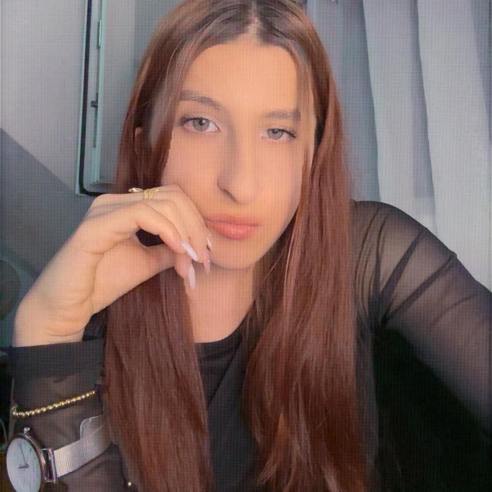 Sibiu - Escorta Sexy - Escorta senzuala iti pot oferi companie, masaj de relaxare, intr-o ambianta placuta, clipe linistite la domiciliul meu sau al tau.  Astept domni seriosi si manierati.  Detalii la telefon