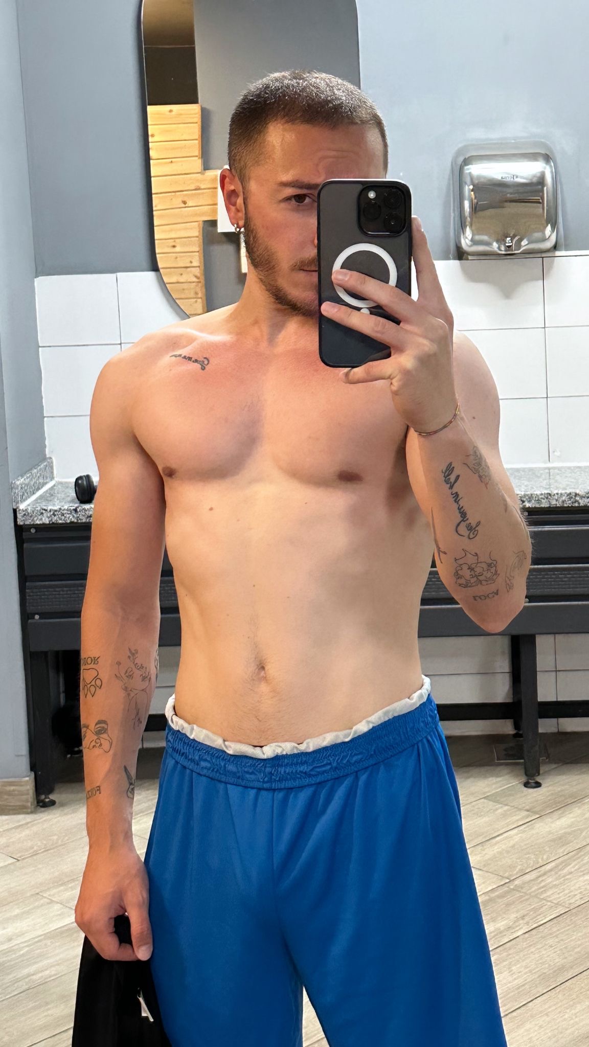 Escorte Sexy - Brasov - Salut, 
Sunt Luca, am 27 de ani, foarte dotat (21cm, poze pe whatsapp), am loc in centru civic in Bra?ov.  
Sun un b?iat activ, ofer momente de pl?cere împreun?, masaje, totul f?r? grab?.  
Mesaj DOAR pe Whatsapp pentru mai multe info, NU la telefon.  
Anun? EXCLUSIV pentru b?rba?i maniera?i, cura?i ?i genero?i