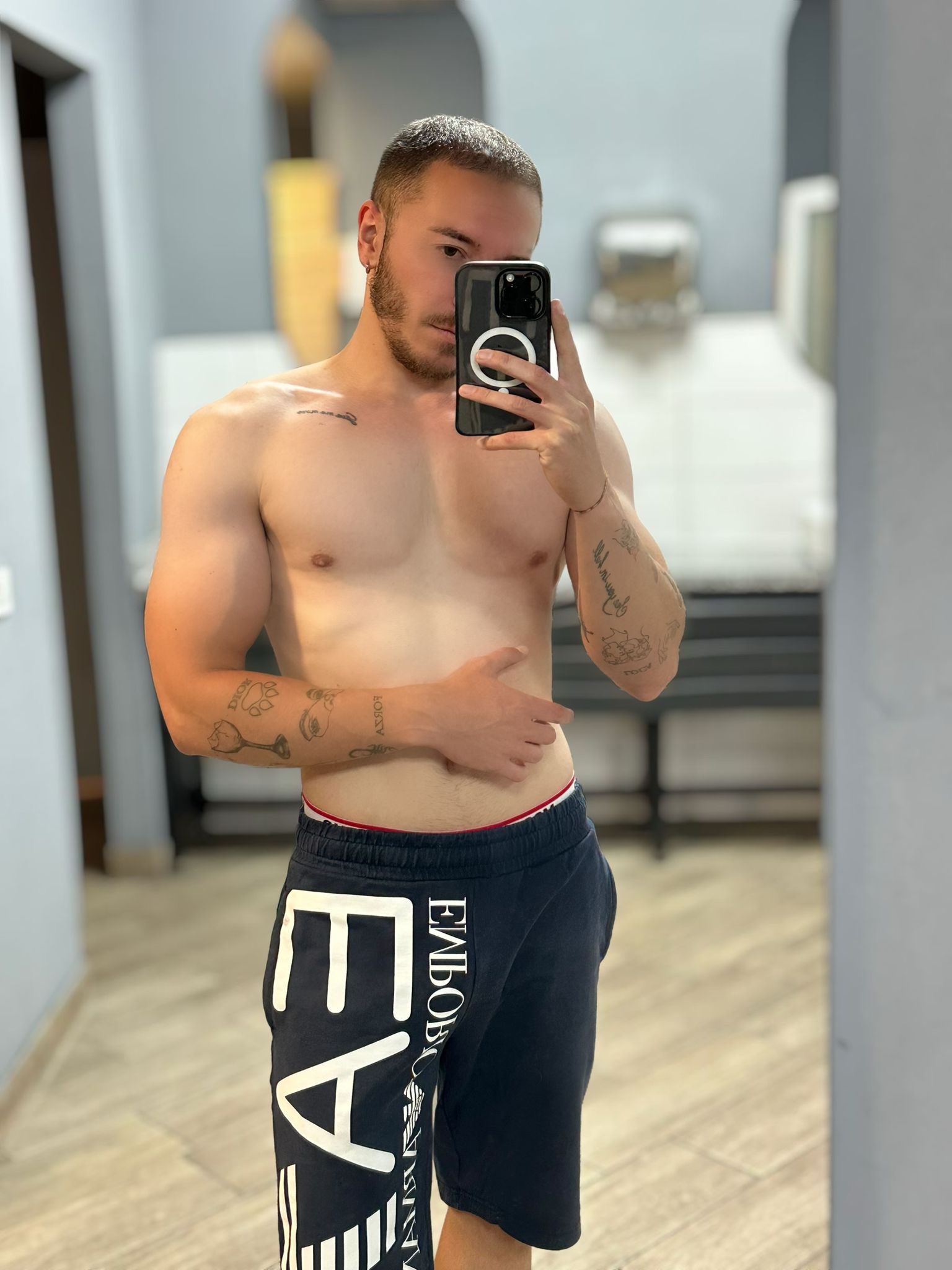 Brasov - Escorta Sexy - Salut, 
Sunt Luca, am 27 de ani, foarte dotat (21cm, poze pe whatsapp), am loc in centru civic in Bra?ov.  
Sun un b?iat activ, ofer momente de pl?cere împreun?, masaje, totul f?r? grab?.  
Mesaj DOAR pe Whatsapp pentru mai multe info, NU la telefon.  
Anun? EXCLUSIV pentru b?rba?i maniera?i, cura?i ?i genero?i