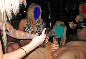 Bucuresti - Escorta Sexy - Eu sunt vecina cocheta si apetisanta care se imbraca mereu in rochite transparente, provocatoare si care se joaca mereu cu imaginatia ta.  Cand treci pe langa mine, chiar daca picioarele ti-o iau inainte, capul si mintea se intorc dupa mine.  Odata ne-am intalnit cand am dus gunoiul si tu, hipnotizat, te-ai luat dupa mine si te-ai trezit in casa la mine, fiindca purtam o rochita prin care se vedea tot si nu aveam sutien sau bikini.  De atunci te-am subjugat, te-am faccut sclavul placerilor mele si imi ciocani mereu la usa, ca sa imi duci gunoiul, sa imi faci cumparaturile sau sa ma intrebi cu ce imi mai poti fi de folos.  La mine ai descoperit un spatiu al placerilor perverse aproape fara limta si latura ta submisiva.  La mine ti-ai explorat toate ascunzisurile, subtrefugiile mintii, latura feminina si tot ceea ce iti fusese interzis sau refuzat pana acum.  Sunt mistress/ stapana/ dominatoarea Sanziana, iar placearea mea ascunsa este sa te domin in cele mai felurite moduri.  Te pot domina/ umili si public sau la telefon.  In compania mea viata bate filmul.  Am cel mai epic fund si cea mai obraznica gurita care chiar si numai vorbindu-ti pervers ti-o intareste si te poate face sa iti dai drumul.  Detin multe lenjerii si tinute sexy, jucarii, tocuri, peruci.  Natura m-a facut sa ma vrei din mult, mai mult.  Sunt exact ce ai nevoie in acest moment.  Suna-ma! Te astept intr-o tinuta sexy, rascolitoare care va face din tine un invins in fata mea. 