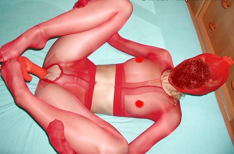 Escorta Sex - Esti seful care doreste o secretara personala, open minded dupa munca de la birou si  care are o mare slabiciune pentru nylon fetish si femei frumoase? Pentru acest gen de joc vrei o amanta secreta, discreta, care stie sa te faca sa te simti bine, pe care sa o suni frecvent si sa ii spui ca ai vrea sa o gasesti imbracata intr-o zi in dresuri negre, in alta zi in dresuri rosii, in alta zi in colanti, in alta zi in dresuri de culoarea pielii, etc?  Sunt zeita femdom a nylon-ului, Sanziana, si stiu cum sa imi intru in orice rol.   Te si visezi cum ma pui sa fac lapdance in nylon, sa alunec peste tine imbracata in nylon,  sa ma privesti cum ma mangai si umezesc prin dresuri, sa ma lingi prin dresuri, sa iti eliberez scula infierbantata din inchisoarea pantalonilor si sa ti-o frec intre talpile mele fine imbracate in nylon, sa imi sfasii dresurile intre picioare, ca sa imi infigi in pasarika un vibrator si un dildo in fund, sa iti pun dresurile mele pe fata si sa iti controlez manual orgasmul tot intr-o pereche de dresuri, iar apoi sa ma stropesti cu jet puternic pe dresuri? Abordez orice latura a bdsm-ului, daca mintea ta este mai alunecoasa decat nylon-ul si ai inclinatii spre feminizare/ crossdressing sau masochism si vrei sa fac din tine sclavul/ prizonierul/ tarfa nylon-ului meu in jocuri mai dure sau mai umilitoare, de  supunere, in care sa te pedepsesc corporal, sa te imobilizez, sa te sodomizez cu straponul.  Suna-ma! Nylonul lucios si alunecos ma va transforma in obiectul stralucitor al dorintei tale.  Programarile  se fac de preferat cu o zi sau doua inainte sau cel putin cu o ora inainte in cazul fericit in care ma gasesti disponibila.  - Telefon: 0790546873 